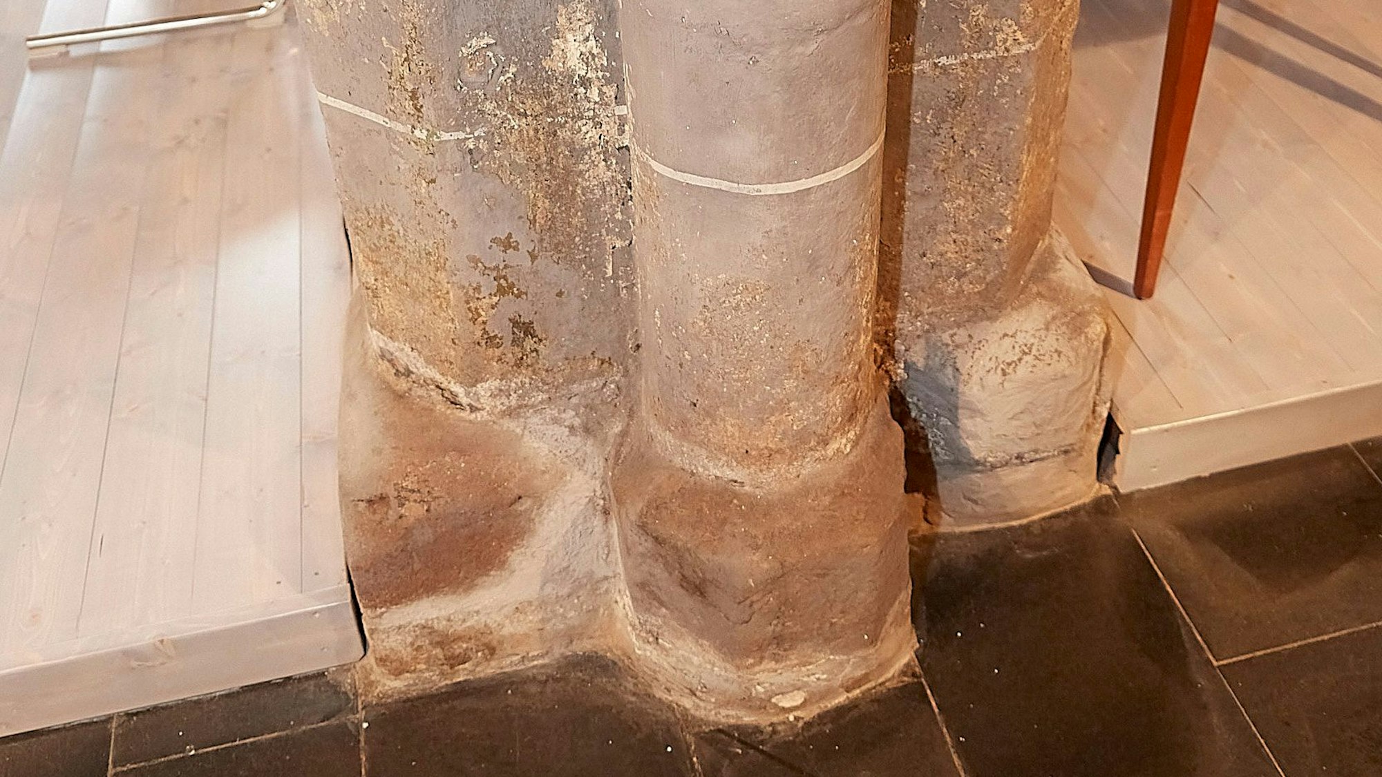 Noch feucht sind die Sockel der Säulen.