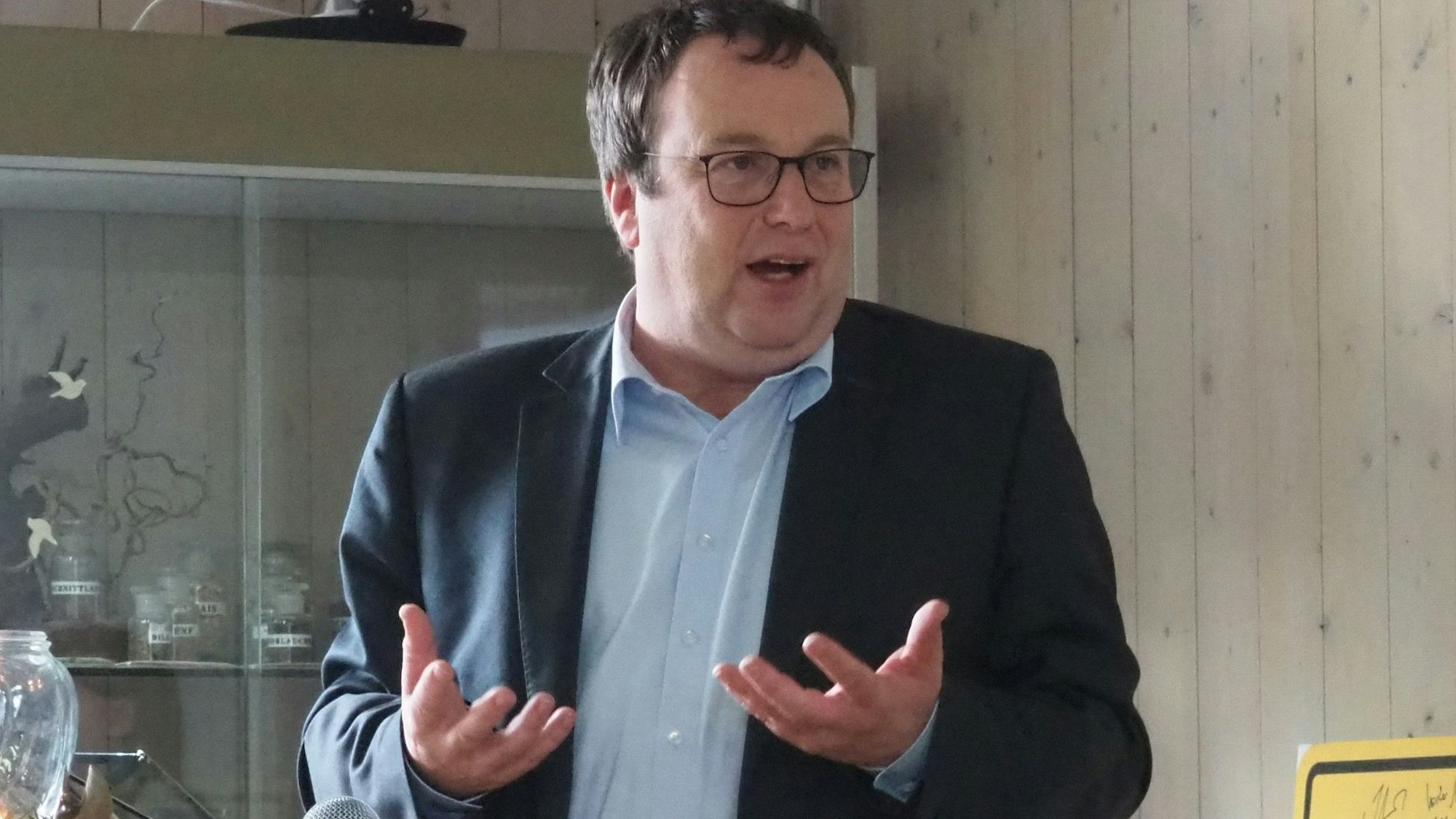 Das Foto zeigt NRW-Umweltminister Oliver Krischer bei einem früheren Besuch in Erftstadt.