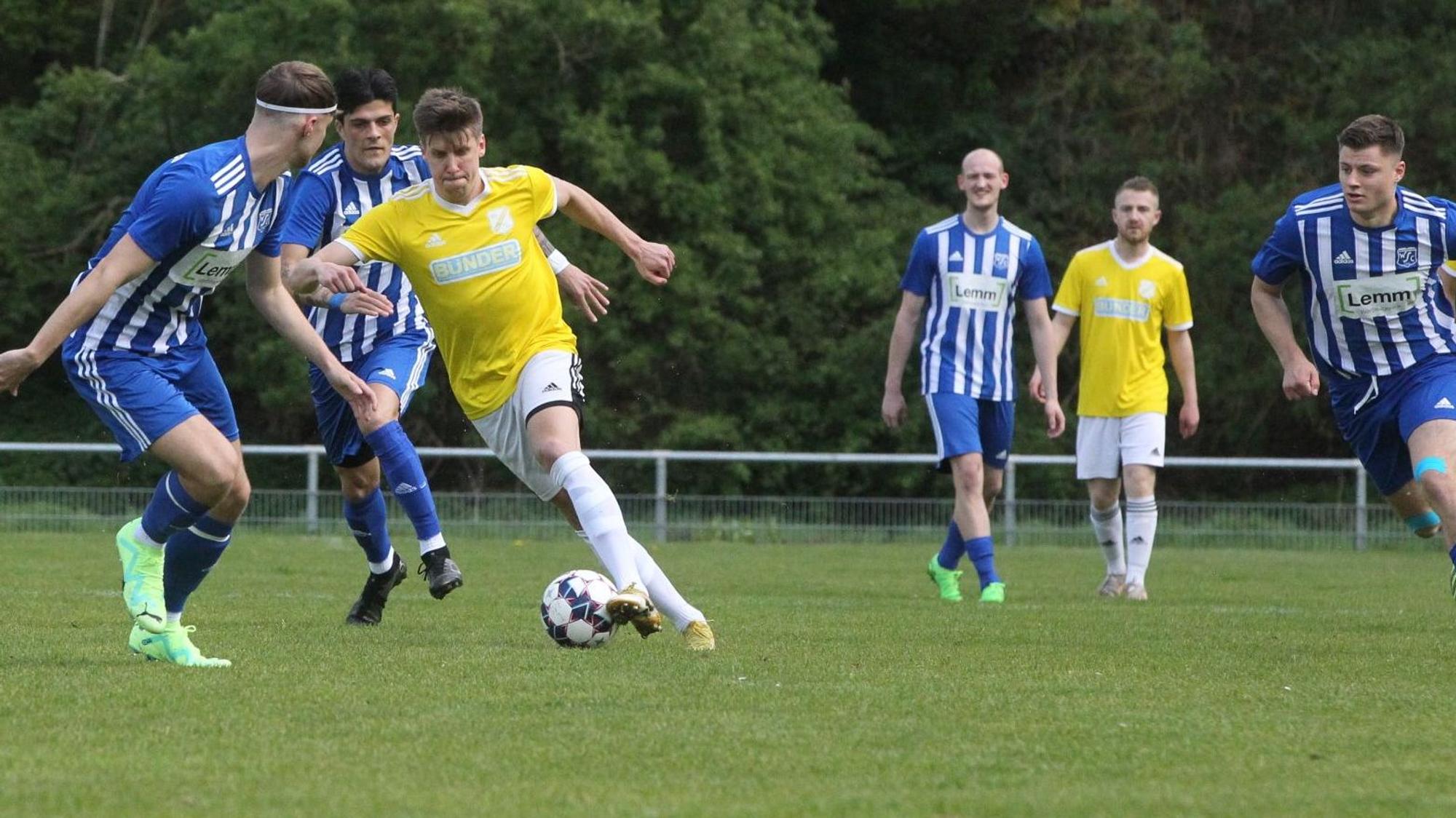 30.04.2023 Der SC Wißkirchen verliert beim SV Frauenberg mit 0:1, bleibt aber Tabellenführer. Torhüter Jan Beyers verzweifelt, Frauenbergs Marcel Kaiser trifft.