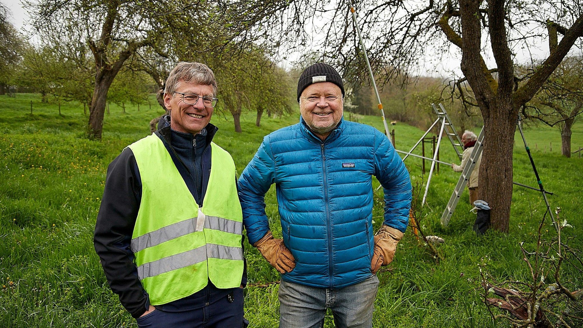 Auf der alten Obstbaumwiese arbeiteten Martin Holzportz, Reinhard Lepel und ihre Kollegen.
