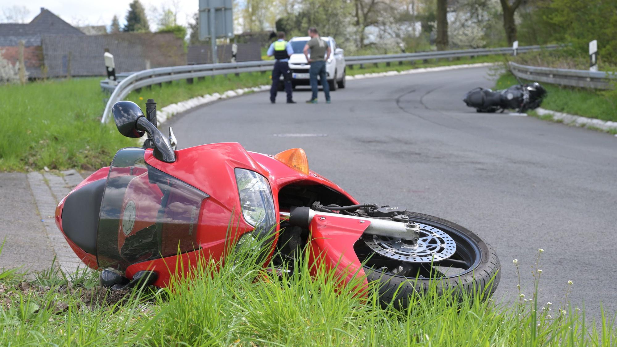 Das Foto zeigt eines der verunglückten Motorräder auf der L409 in Kürten.