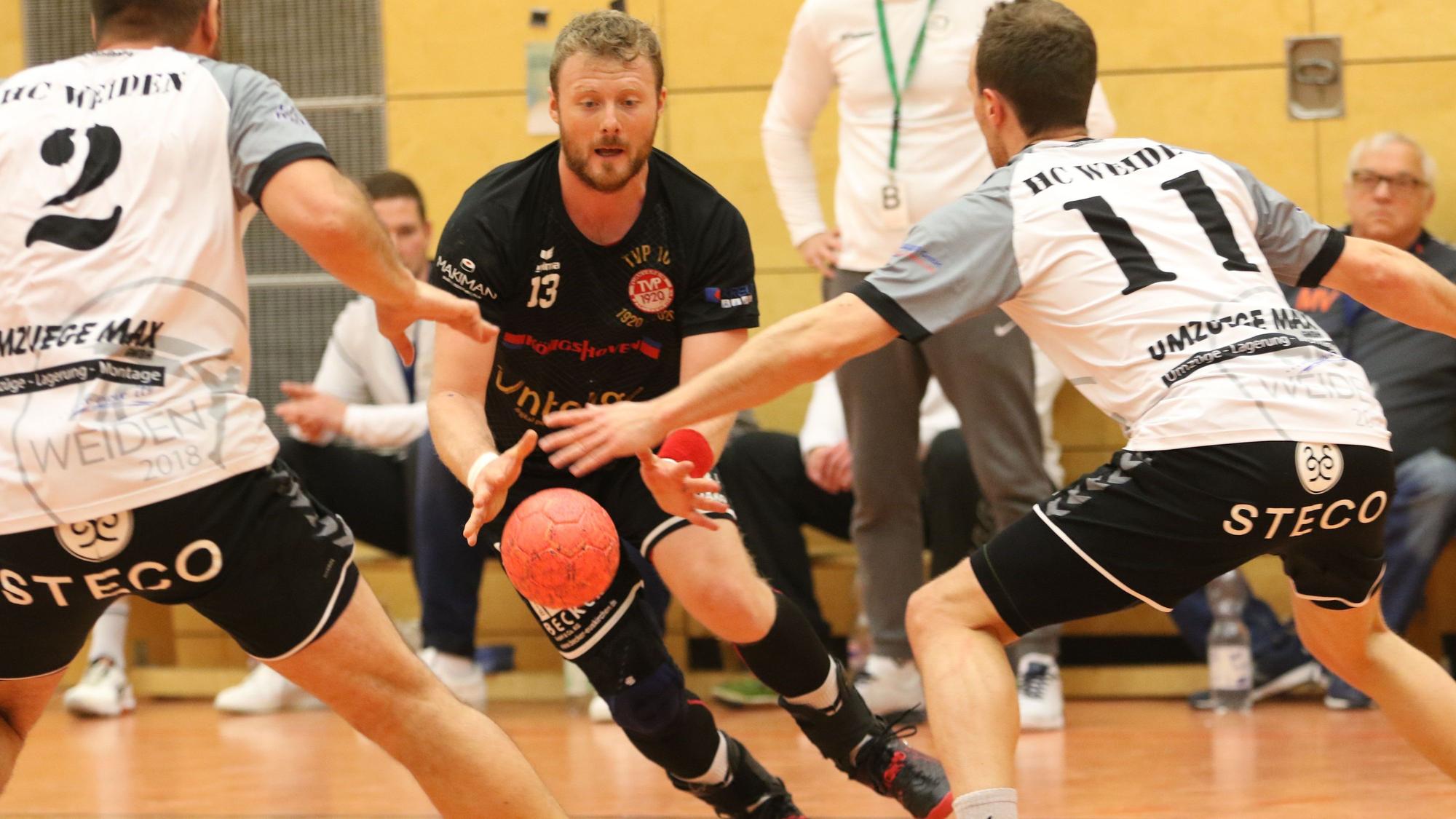 Palmersheims Handballer René Lönenbach versucht, sich gegen zwei Spieler durchzusetzen.