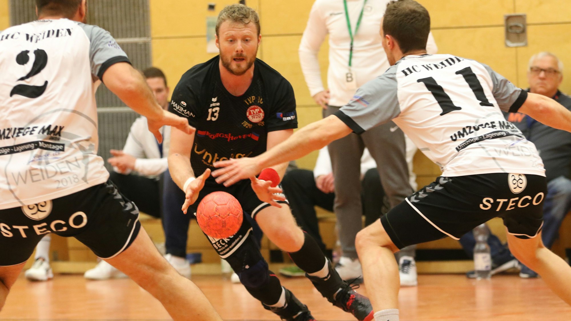 Palmersheims Handballer René Lönenbach versucht, sich gegen zwei Spieler durchzusetzen.