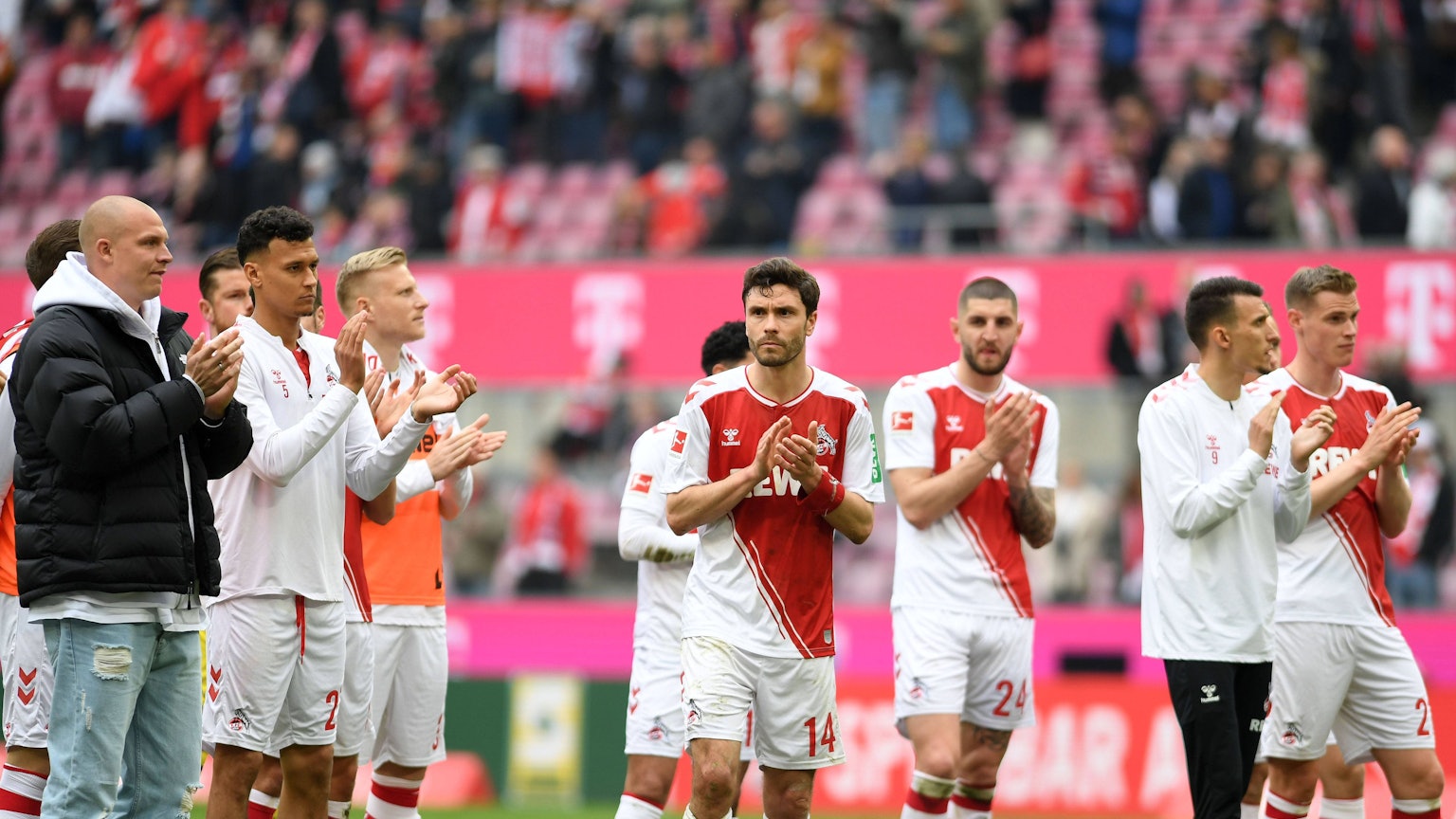 Jonas Hector 1. FC Koeln gestikuliert, gestik Foto Ralf Treese,