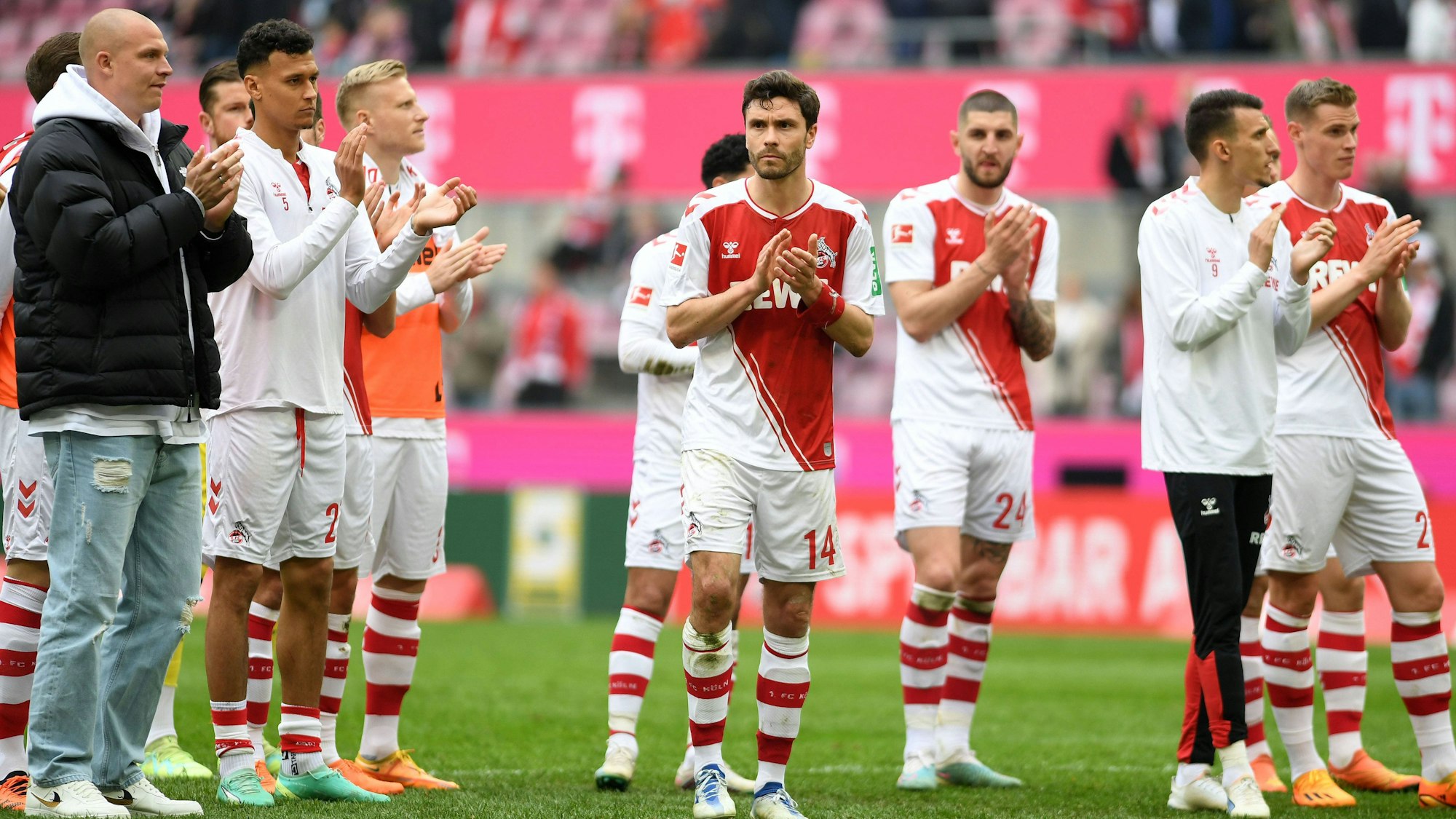 Jonas Hector 1. FC Koeln gestikuliert, gestik Foto Ralf Treese,