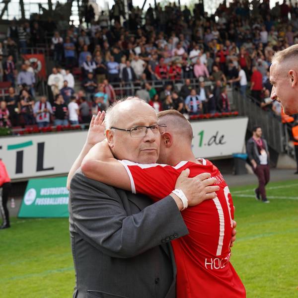 FC Viktoria Köln Gewinnt die Meisterschaft der Regionalliga West 2018/19 und feiert mit den Fans Franz-Josef Wernze freut sich mit den Spielern, Kevin Holzweiler (Viktoria) Köln Spotpark Höhenberg NRW Deutschland *** FC Viktoria Köln wins the championship of the Regionalliga West 2018 19 and celebrates with the fans Franz Josef Wernze is happy with the players, Kevin Holzweiler Viktoria Köln Spotpark Höhenberg NRW Germany