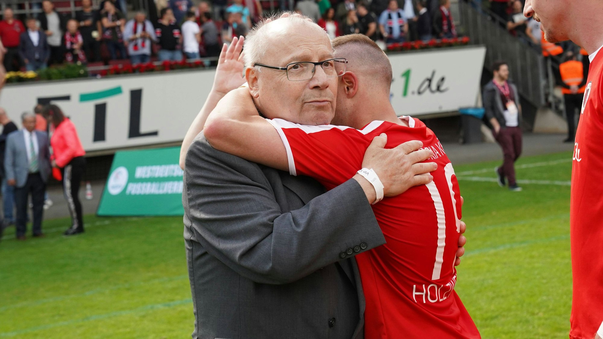 FC Viktoria Köln Gewinnt die Meisterschaft der Regionalliga West 2018/19 und feiert mit den Fans Franz-Josef Wernze freut sich mit den Spielern, Kevin Holzweiler (Viktoria) Köln Spotpark Höhenberg NRW Deutschland *** FC Viktoria Köln wins the championship of the Regionalliga West 2018 19 and celebrates with the fans Franz Josef Wernze is happy with the players, Kevin Holzweiler Viktoria Köln Spotpark Höhenberg NRW Germany