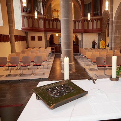 Hell und freundlich wirkt der wiederhergestellte Innenraum der flutgeschädigten Kirche.