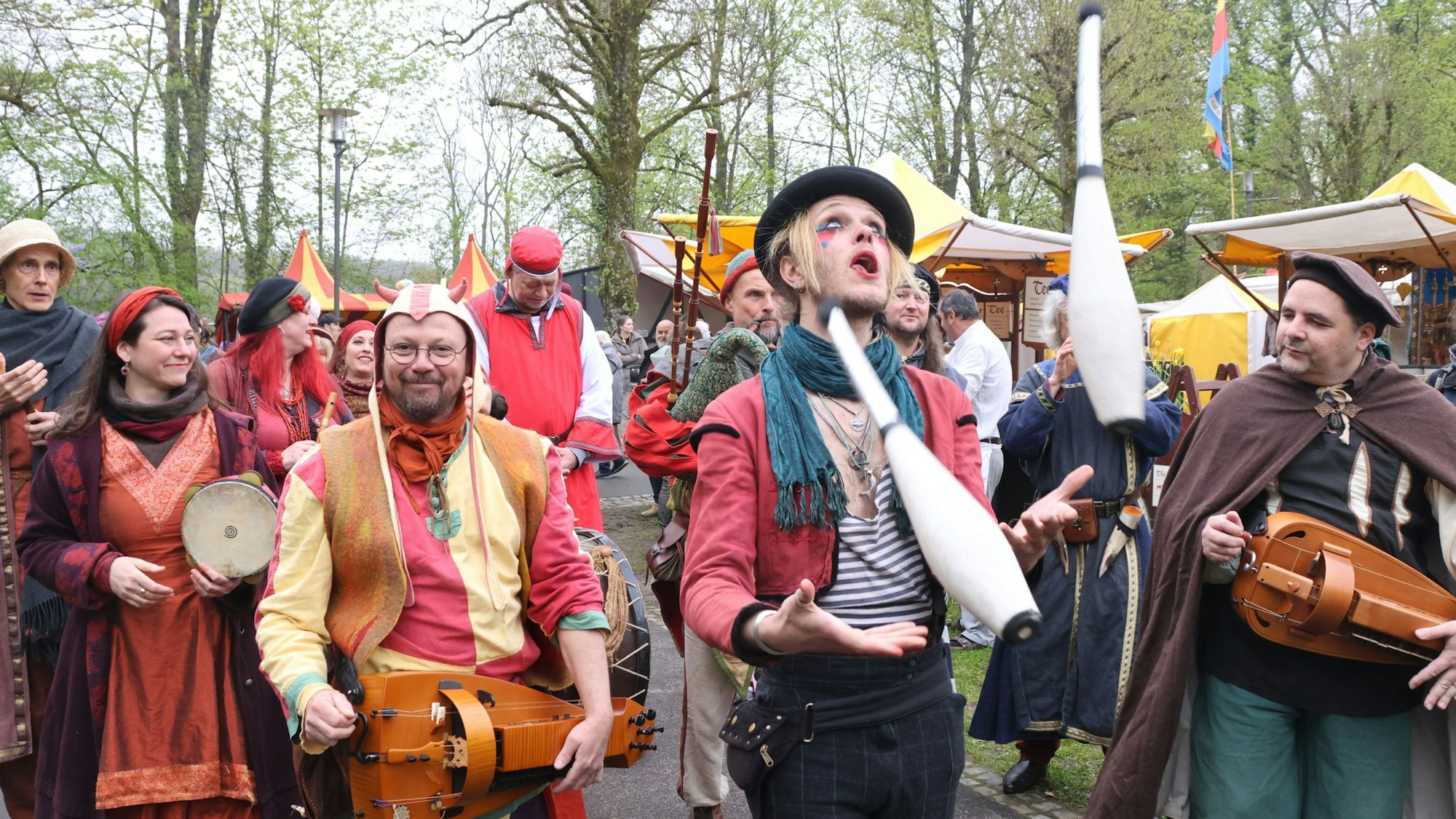 Laut und kunterbunt wuselt der Spielmannszug über den Mittelaltermarkt.