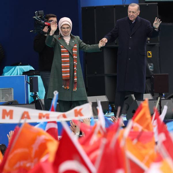 TOPSHOT - Turkish President and People's Alliance's presidential candidate Recep Tayyip Erdogan (R) and his wife Emine Erdogan wave to supporters during an election campaign rally in Ankara, on April 30, 2023. (Photo by Adem ALTAN / AFP)