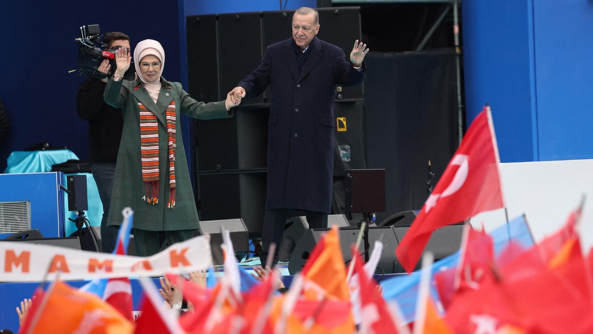 TOPSHOT - Turkish President and People's Alliance's presidential candidate Recep Tayyip Erdogan (R) and his wife Emine Erdogan wave to supporters during an election campaign rally in Ankara, on April 30, 2023. (Photo by Adem ALTAN / AFP)