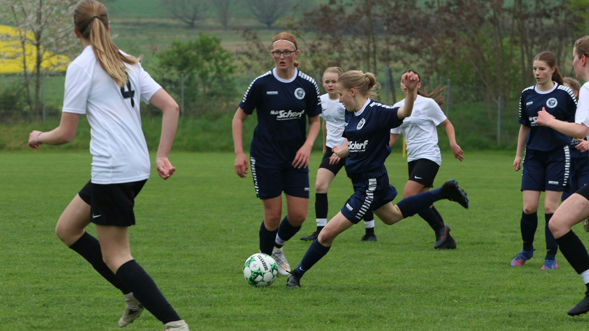 Auf dem Bild sind die B-Juniorinnen des VfL Kommern in einer Spielszene zu sehen.