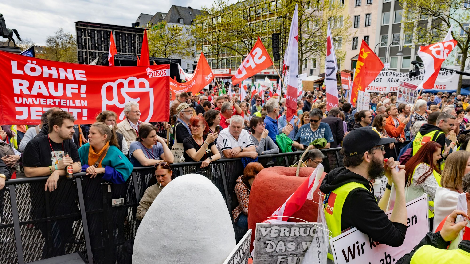 „Volles Haus“ am Heumarkt: Mehrere Tausend Teilnehmer kamen zur zentralen DGB-Kundgebung.