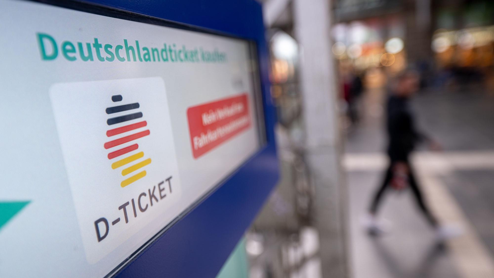 Ein Hinweis für das Deutschlandticket steht am Frankfurter Hauptbahnhof in Hessenauf einem Fahrkartenautomat. Seit Montag gilt bundesweit das 49 Euro teure Deutschlandticket im öffentlichen Personennahverkehr. Foto: Sebastian Gollnow/dpa +++ dpa-Bildfunk +++