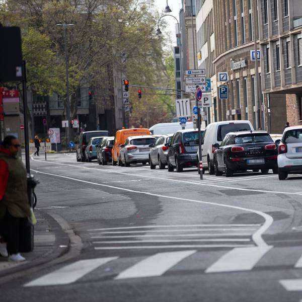 Die Komödienstraße in Köln ist nun Einbahnstraße. Die neue Ladezone in der Mitte gleicht derzeit einer Parkbucht mitten auf der Fahrbahn, zahlreiche Auto parken in der Straßenmitte.