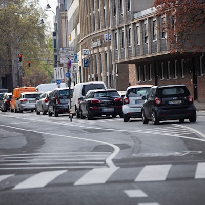 Die Komödienstraße in Köln ist nun Einbahnstraße. Die neue Ladezone in der Mitte gleicht derzeit einer Parkbucht mitten auf der Fahrbahn, zahlreiche Auto parken in der Straßenmitte.