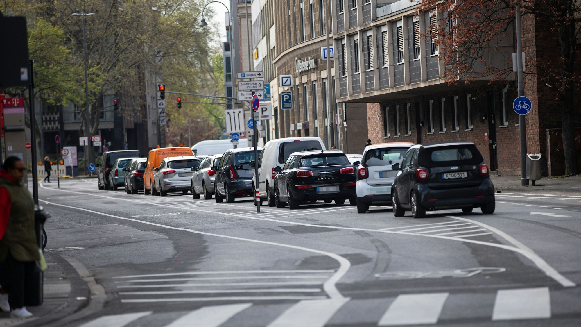 Die Komödienstraße in Köln ist nun Einbahnstraße. Die neue Ladezone in der Mitte gleicht derzeit einer Parkbucht mitten auf der Fahrbahn, zahlreiche Auto parken in der Straßenmitte.