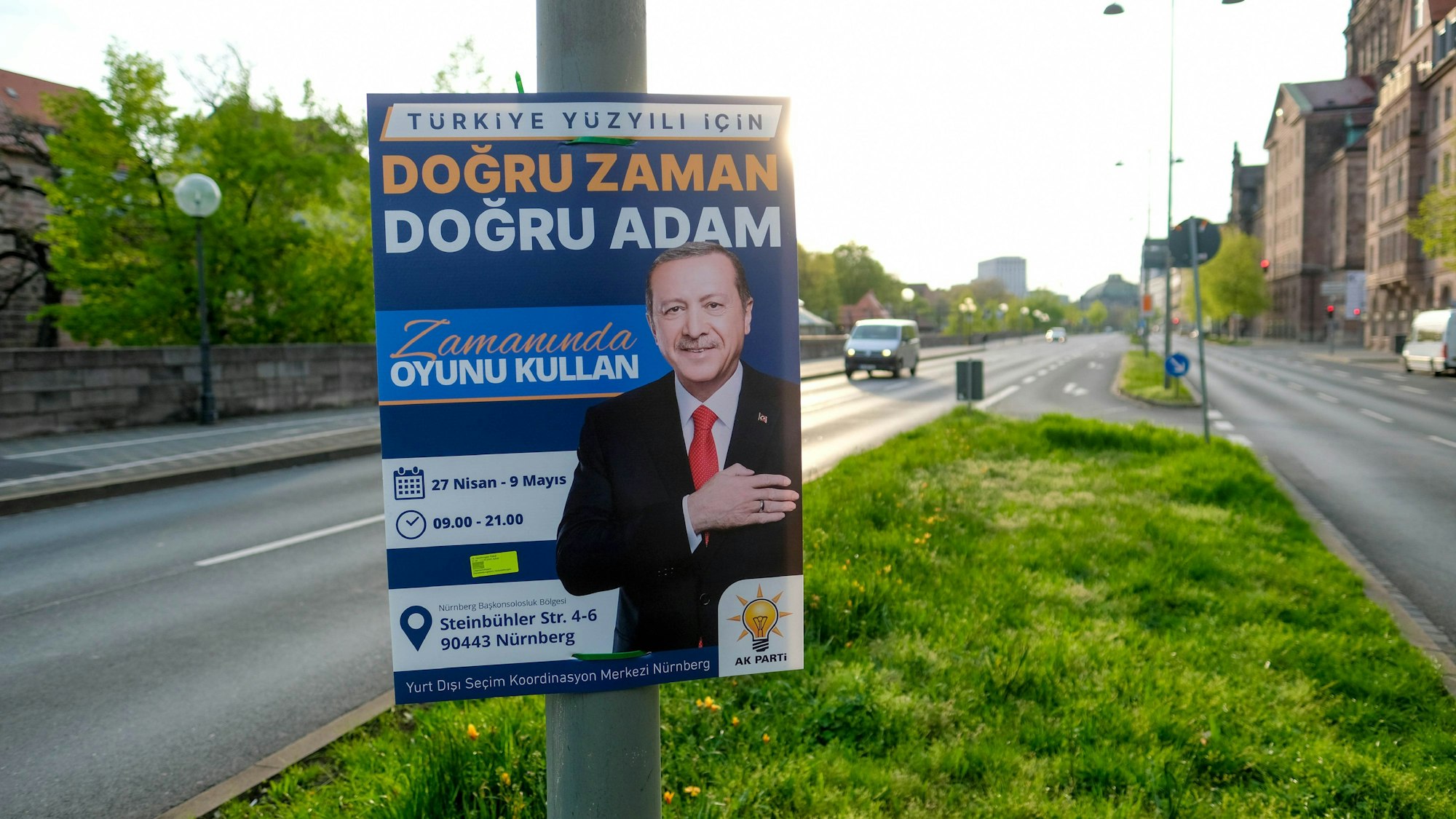 Plakate für die Präsidentenwahl in der Türkei hängen am Frauentorgraben in Nürnberg. Auf den Plakaten ruft Erdogan türkische Wahlberechtigte auf, bei der Wahl am 14. Mai für ihn zu stimmen. Die Stadt Nürnberg muss sich nun Kritik gefallen lassen.