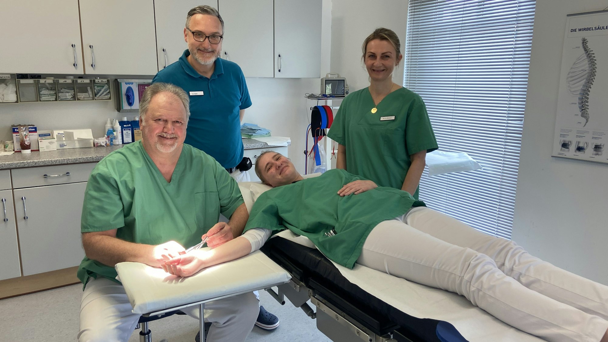 Es ist ein Teil des Teams des Medizinischen Versorgungszentrums zu sehen.