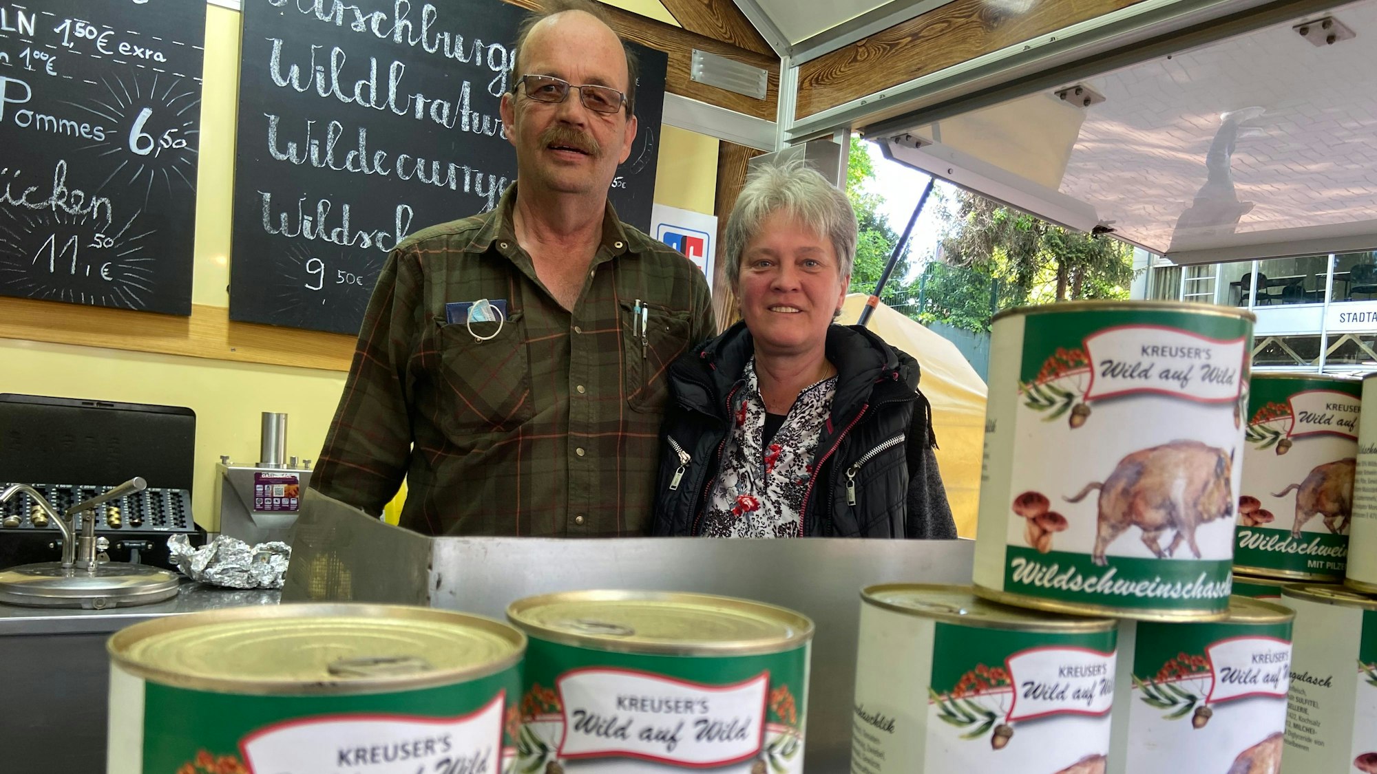 Besondere Wildspezialitäten aus der Region, die sein Sohn Sebastian vertreibt, bot Wolfgang Kreuzer aus Kerpen 2022 in Frechen an. Seine Lebensgefährtin Angelika Grah unterstützt ihn beim Verkauf.