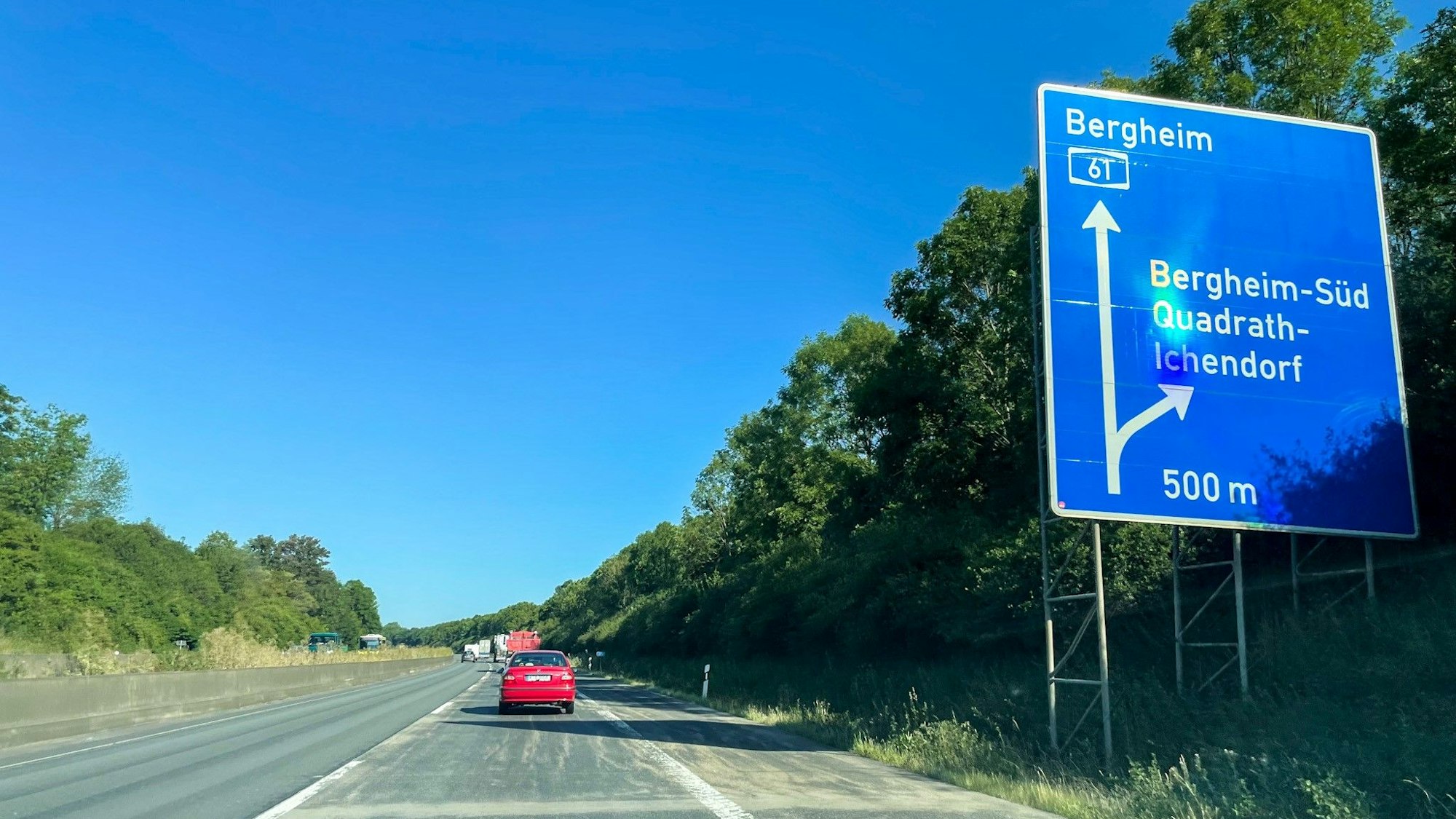 Das Foto zeigt die vorbereitenden Baumaßnahmen für die Sperrung der A 61 im Jahr 2022. Das blaue Verkehrsschuld weist auf die Abfahrt Bergheim-Süd/Quadrath-Ichendorf.