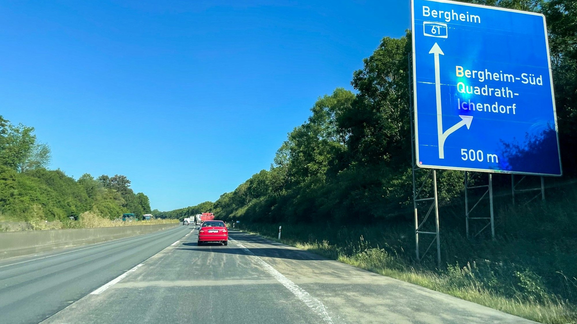 Die Autobahn 61 in Höhe der Anschlussstelle Bergheim-Süd.