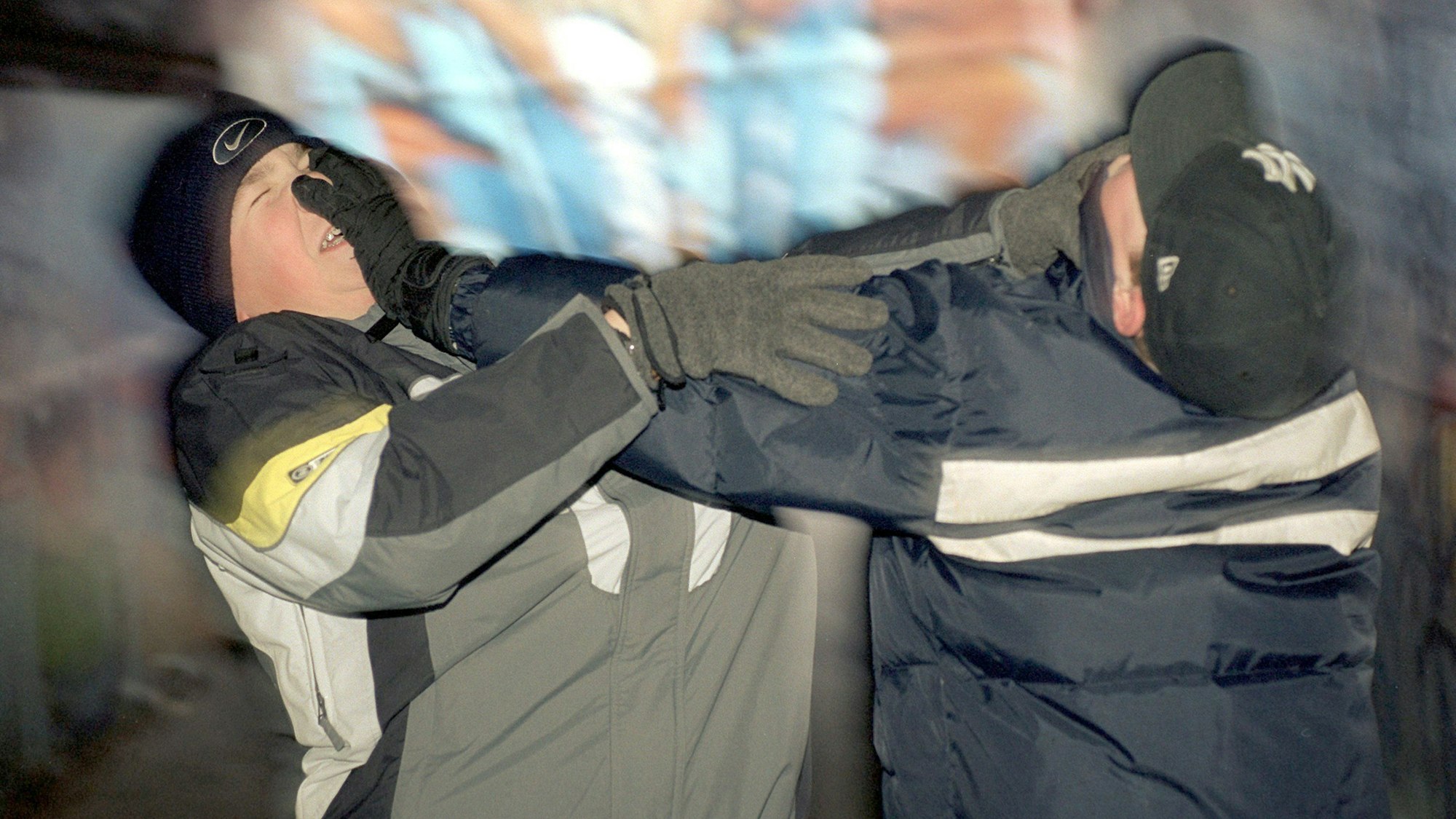 Das Symbolbild zeigt zwei Jungen, die sich prügeln (gestellte Szene).