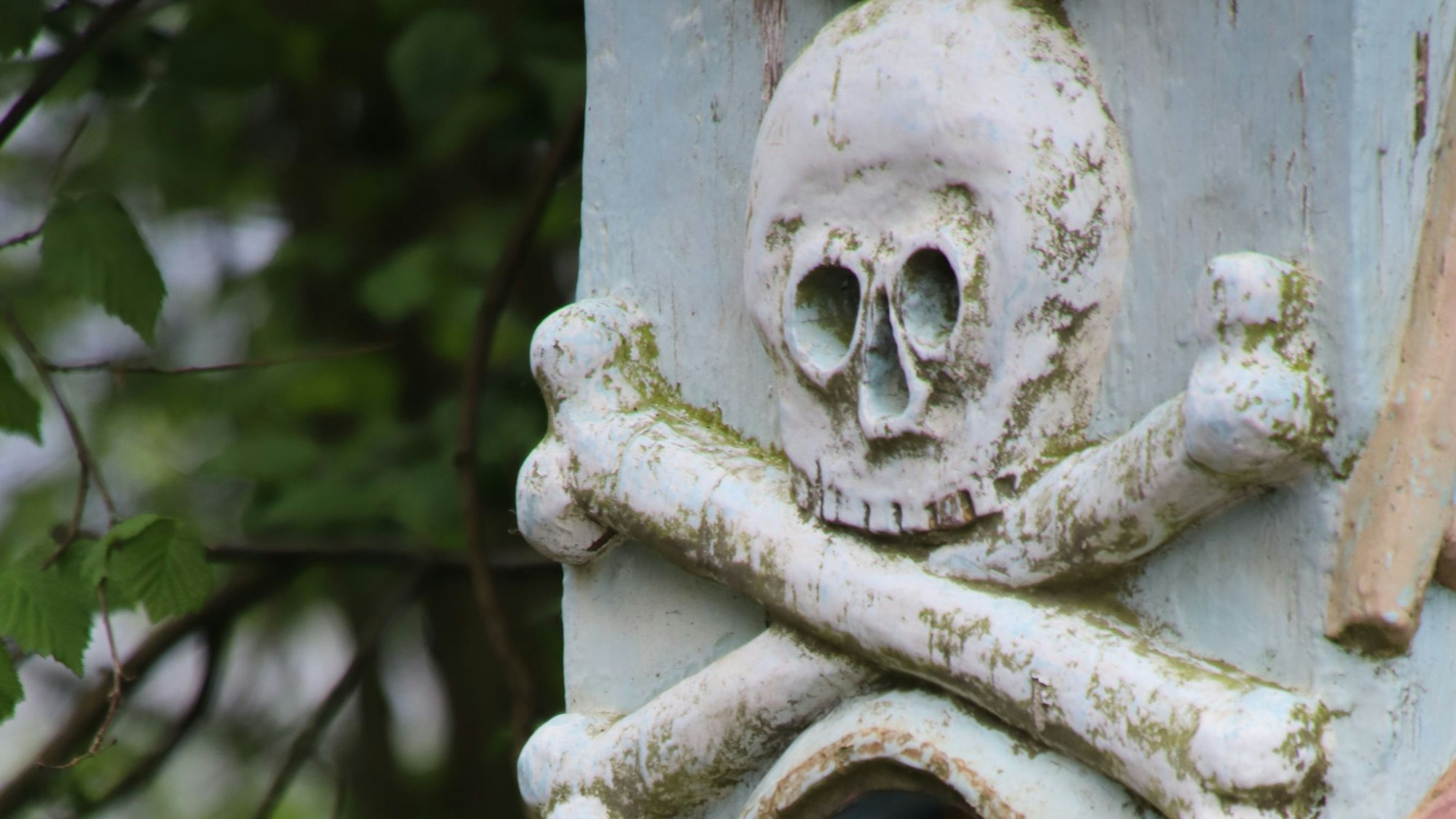 Von Ähren umgeben ist die Sakramentsnische mit Monstranz.