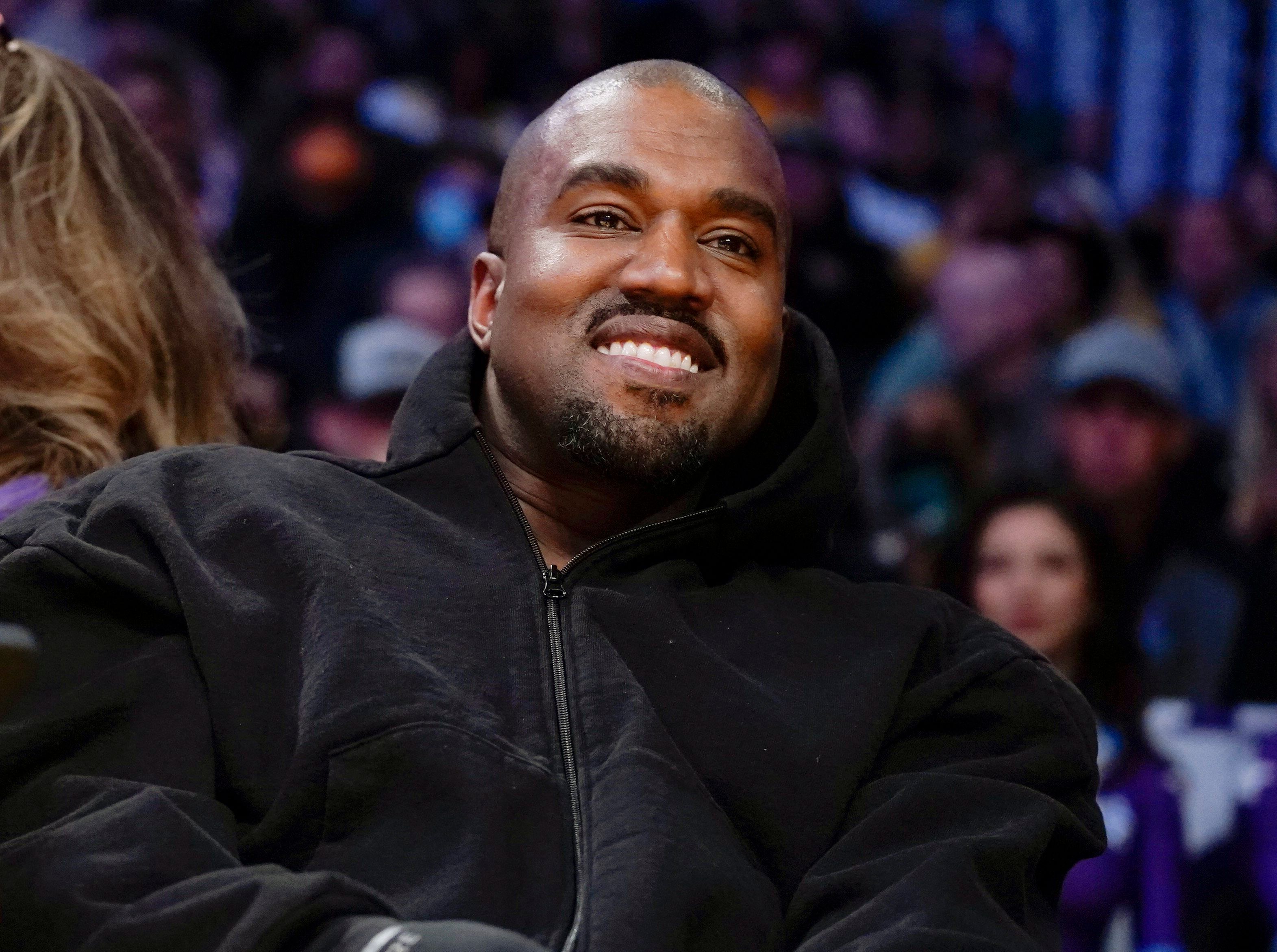 Kanye West, bekannt als Ye, sieht sich die erste Halbzeit eines NBA-Basketballspiels zwischen den Washington Wizards und den Los Angeles Lakers in Los Angeles an, 11. März 2022.
