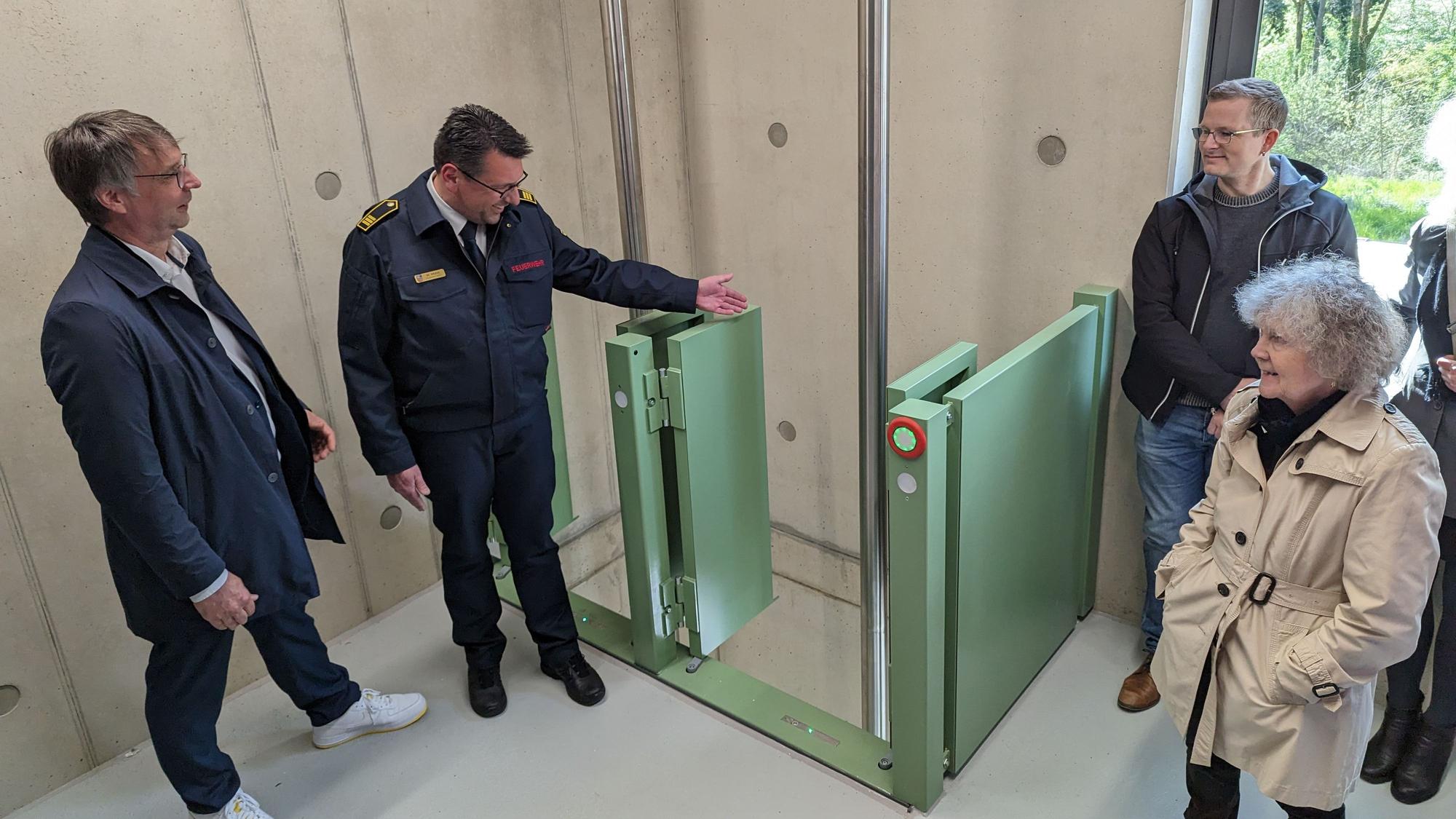 Feuerwehrchef Michael Mund zeigt die Rutschstangen, mit denen die Laufwege der Einsatzkräfte innerhalb der neuen Wache verbessert werden.