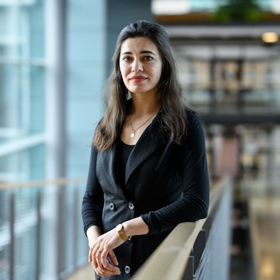 Gazelle Sharmahd steht nach ihrem Gespräch mit dem Vorsitzenden der CDU/CSU-Bundestagsfraktion, Merz, im Deutschen Bundestag.