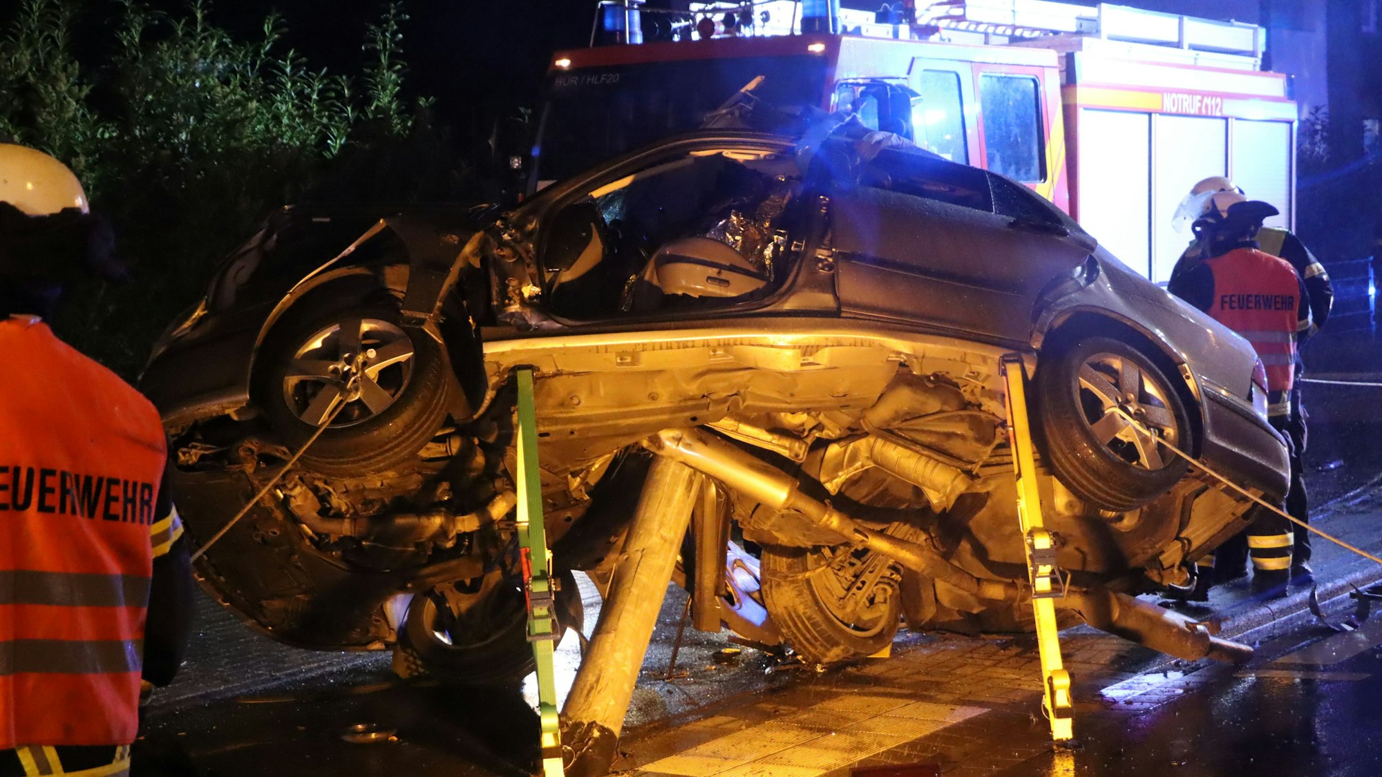 Das Foto zeigt den völlig demolierten Saab. Der Ampelmast hat sich durch den Boden gebohrt.