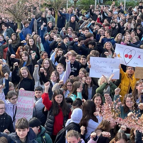 Schülerinnen und Schüler des Herder Gymnasiums in Köln protestieren auf dem Fahrradstellplatz mit Plakaten gegen Baumfällung.