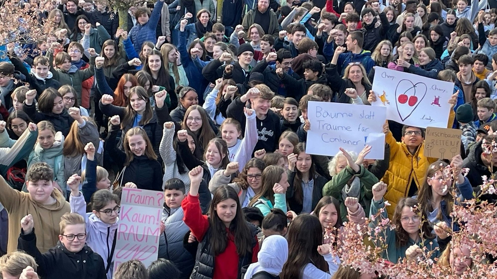 Schülerinnen und Schüler des Herder Gymnasiums in Köln protestieren auf dem Fahrradstellplatz mit Plakaten gegen Baumfällung.