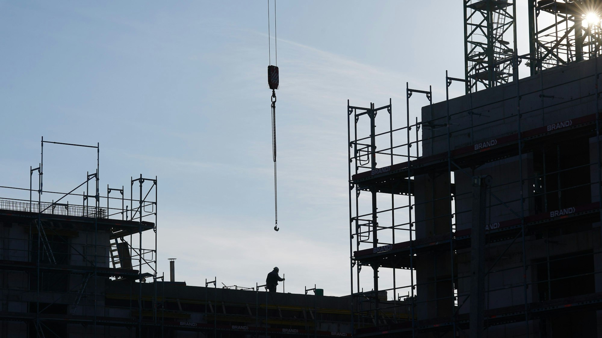 Bauarbeiter arbeiten auf der Baustelle des neuen Stadtquartiers Kolbenhöfe in Hamburg-Ottensen.