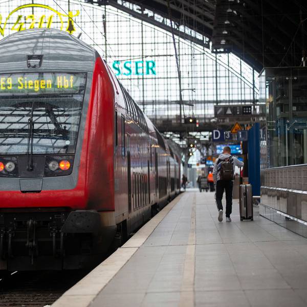 Ein Regionalzug steht am Bahnsteig im Kölner Hauptbahnhof. Die Deutsche Bahn und die Gewerkschaft EVG haben sich offenbar geeinigt und so einen Streik abgewendet. (Symbolbild)