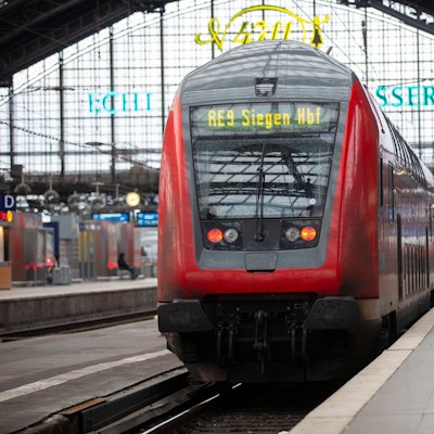 Ein Regionalzug steht am Bahnsteig im Kölner Hauptbahnhof. Die Deutsche Bahn und die Gewerkschaft EVG haben sich offenbar geeinigt und so einen Streik abgewendet. (Symbolbild)
