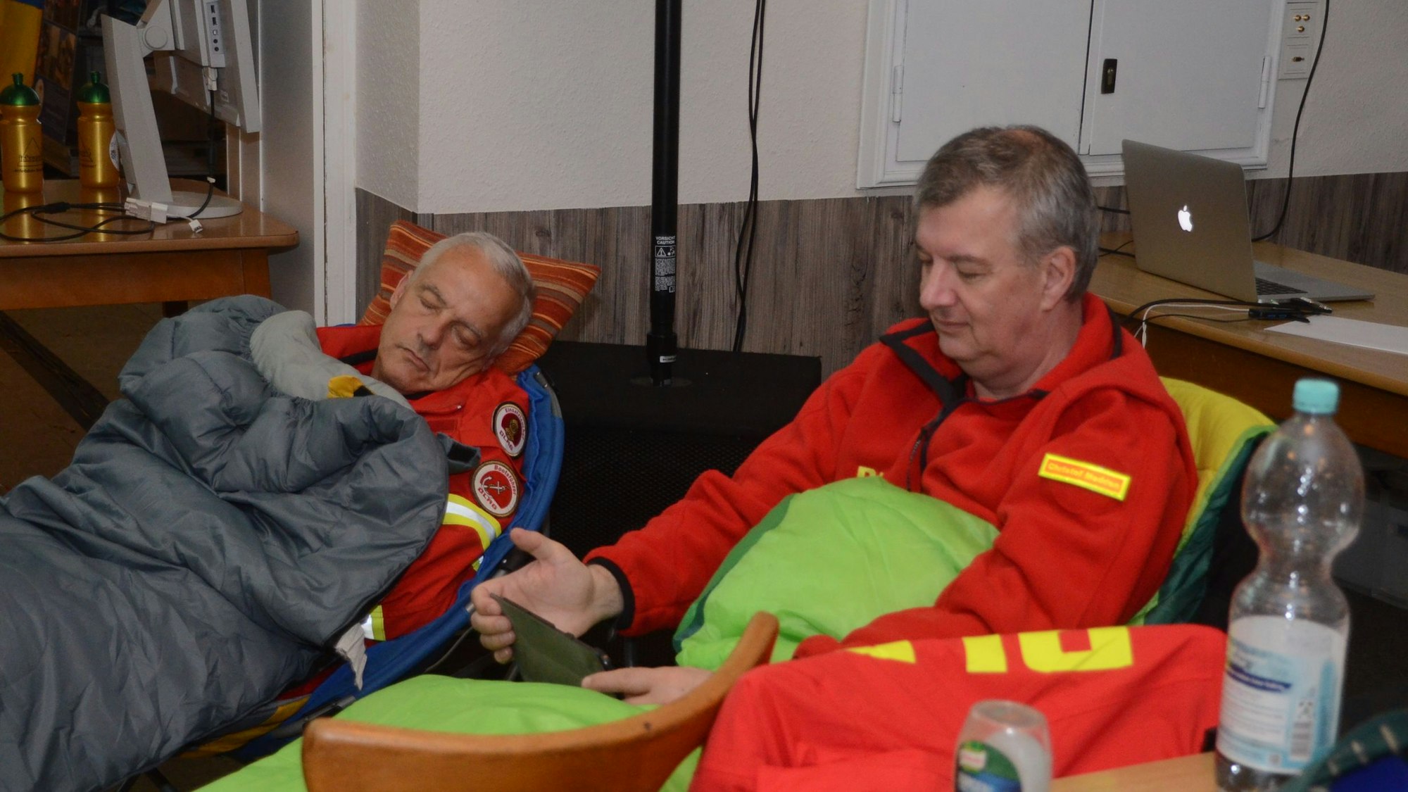 Helfer der DLRG schlugen sich im Schützenhaus Niederpleis die Nacht um die Ohren.