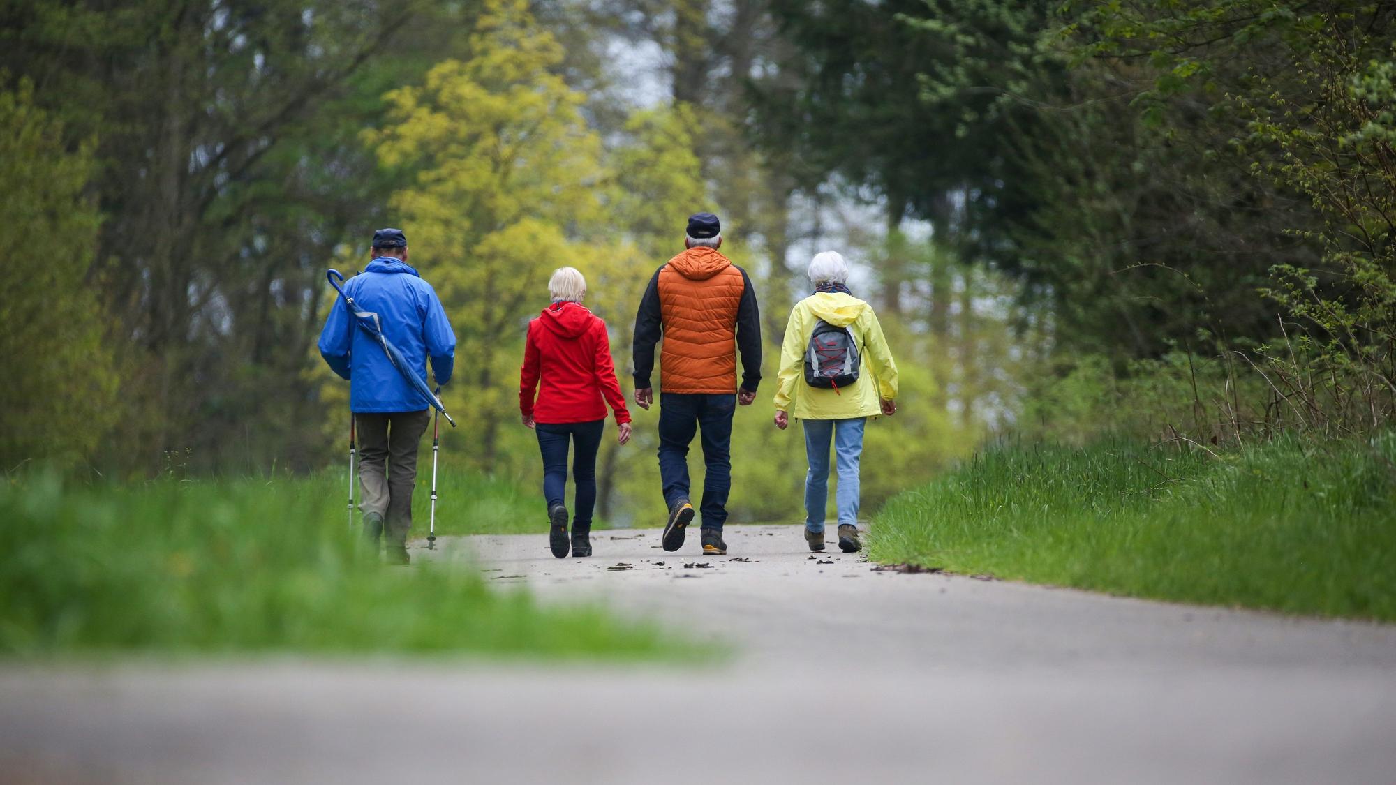 Wanderer sind am Maifeiertag auf einem Wanderweg unterwegs.