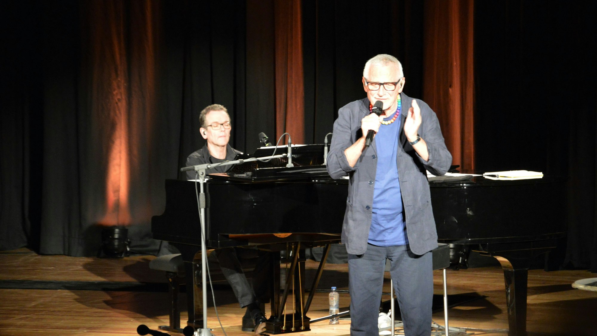 Es sind Konstantin Wecker und Jo Barnikel im Stadttheater Euskirchen zu sehen.