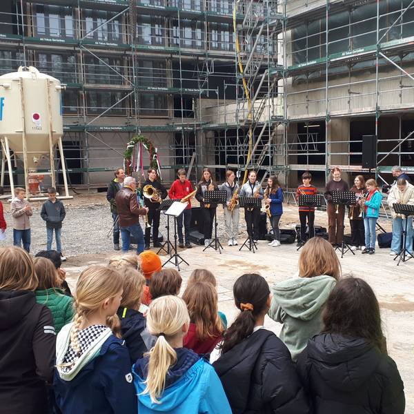 Mehr als 200 Gäste hatten sich zur Zeremonie vor dem Neubau des DKG versammelt.