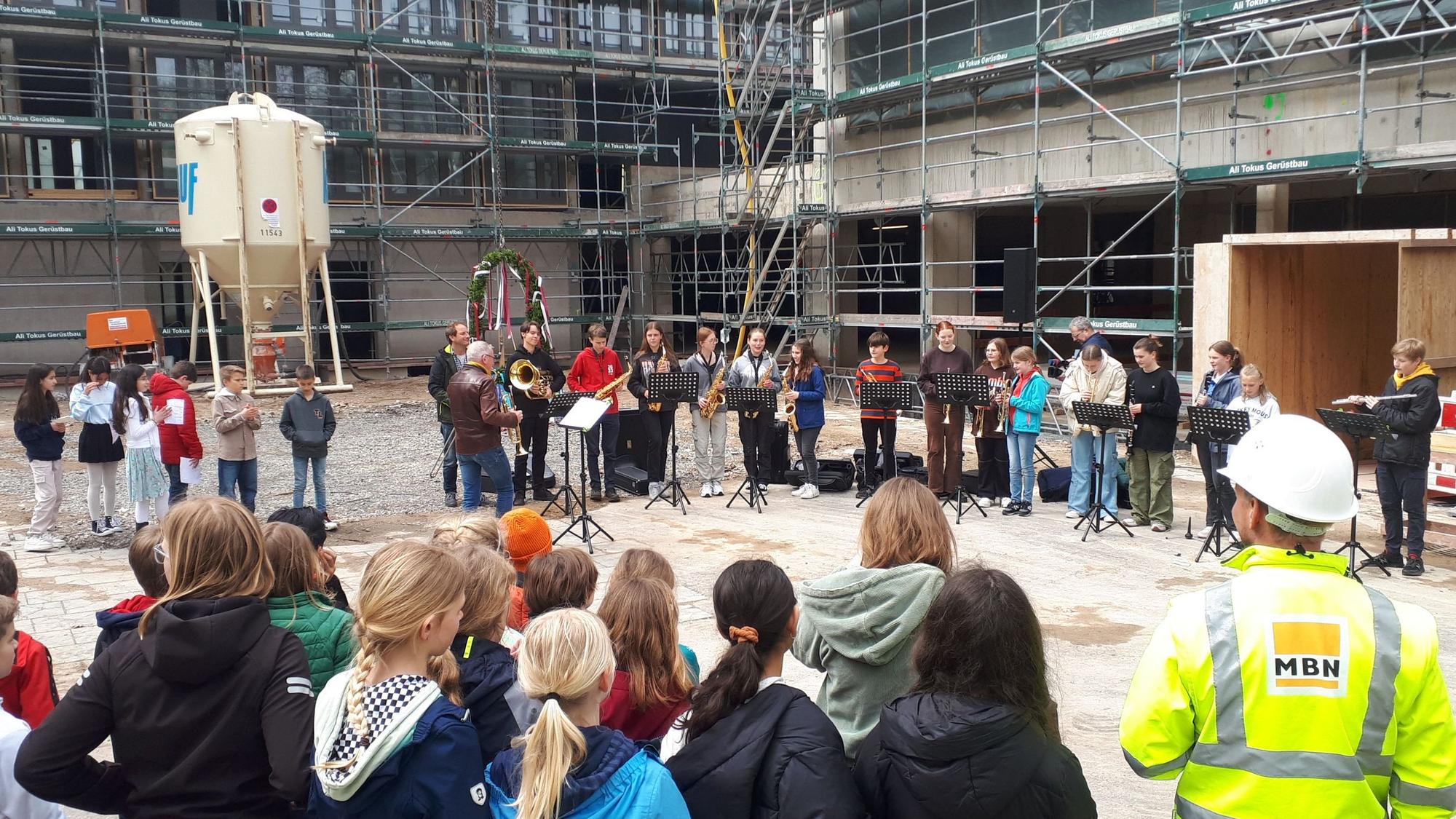Mehr als 200 Gäste hatten sich zur Zeremonie vor dem Neubau des DKG versammelt.