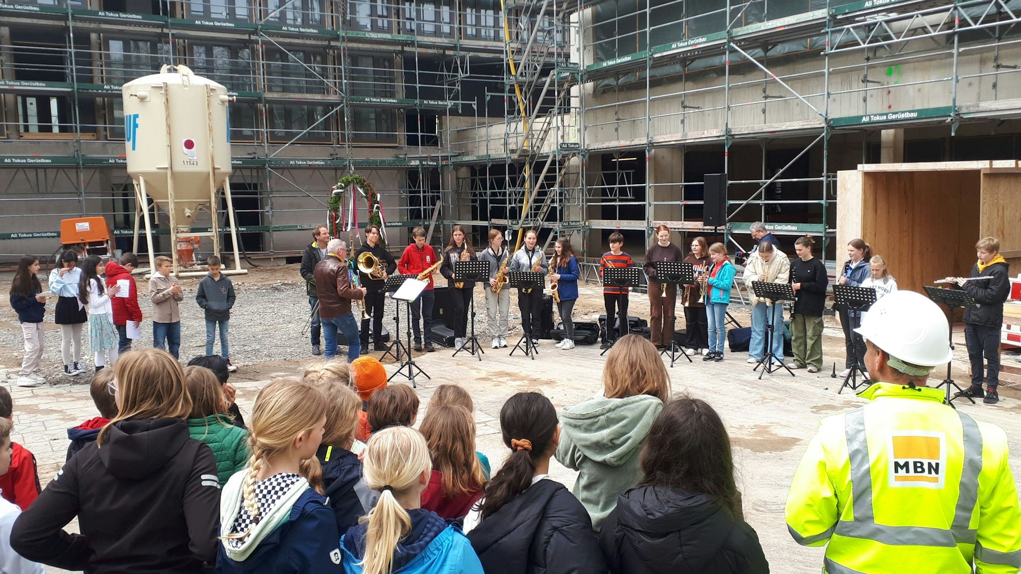 Mehr als 200 Gäste hatten sich zur Zeremonie vor dem Neubau des DKG versammelt.