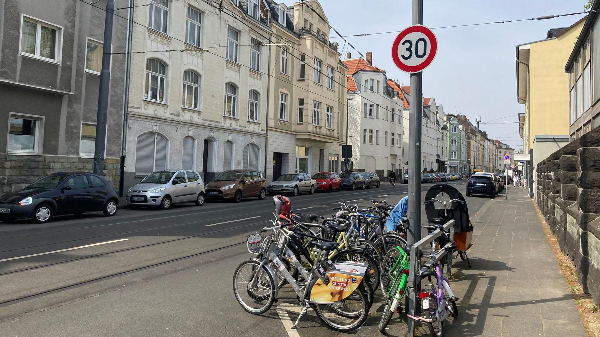 Ein Mast mit Tempo-30-Schild vor der Schule Nußbaumerstraße.