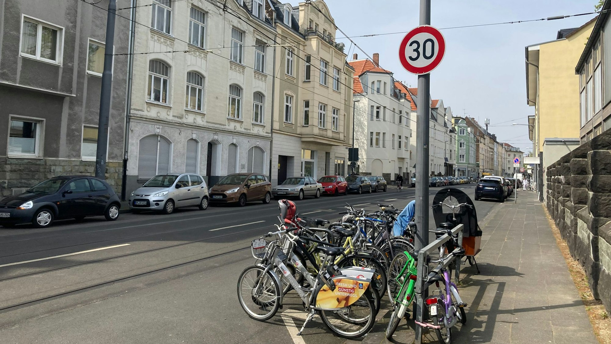 Ein Mast mit Tempo-30-Schild vor der Schule Nußbaumerstraße.