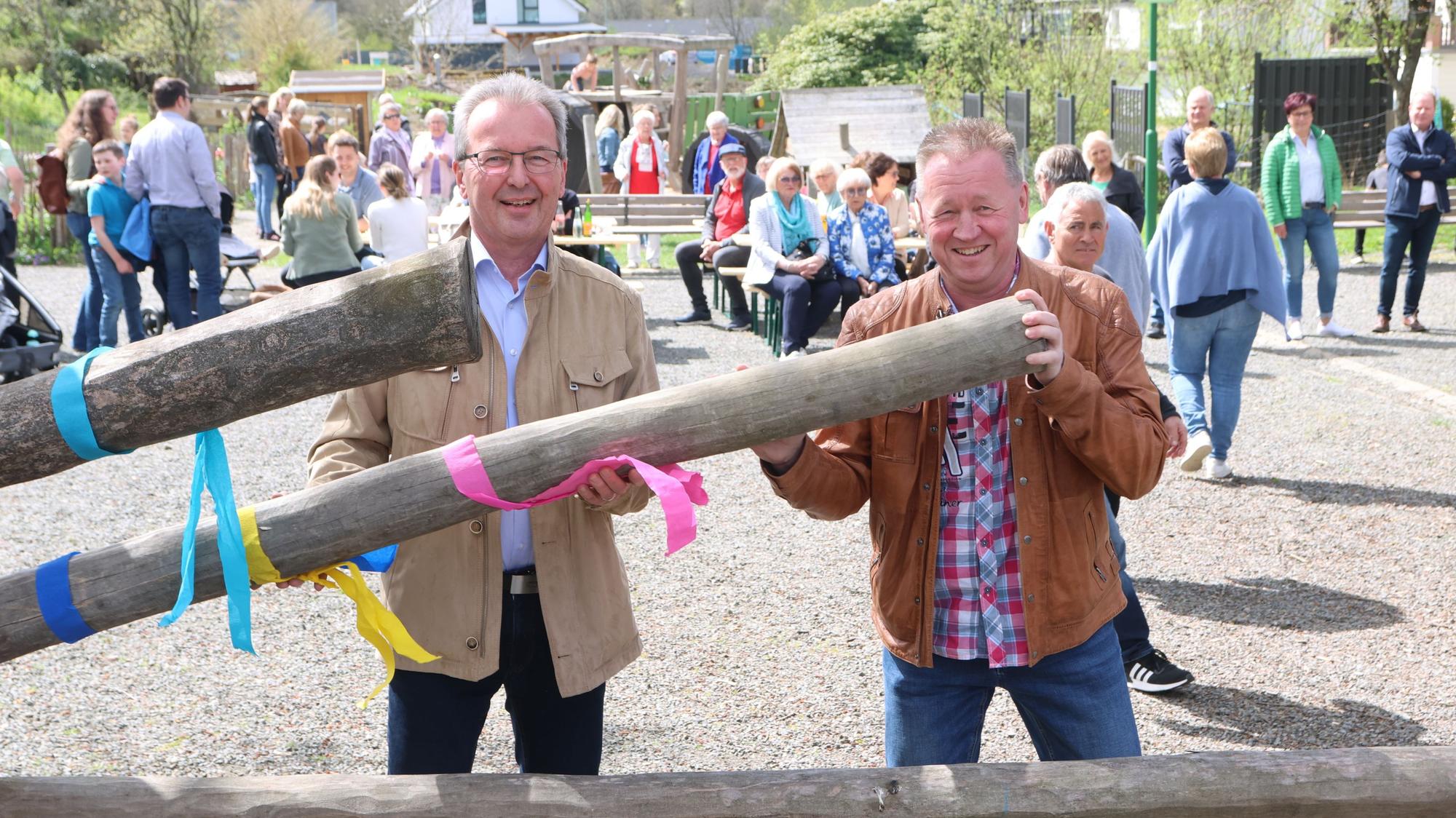 Bürgermeister Rüdiger Gennies und Frank Giebeler öffnen das „Gatter“ zum neuen Eckenhagener Barbarossaplatz.