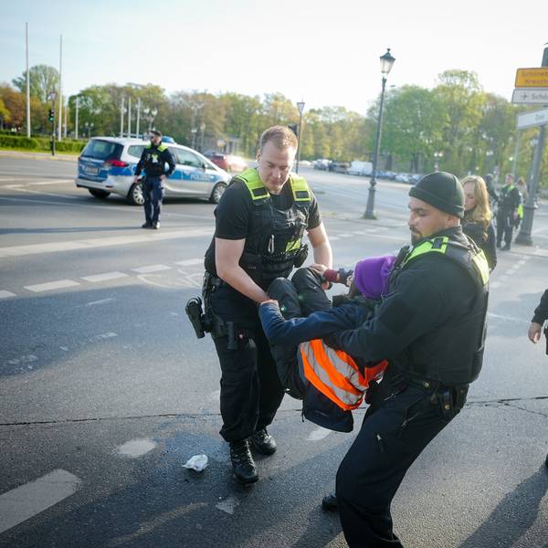 Letzte Generation in Berlin: Polizisten tragen eine Klima-Aktivistin von der Straße.