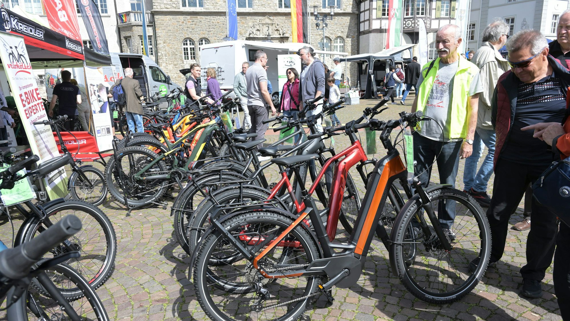 Es ist ein Bild der Mobilitätsmesse in Bergisch Gladbach zu sehen.