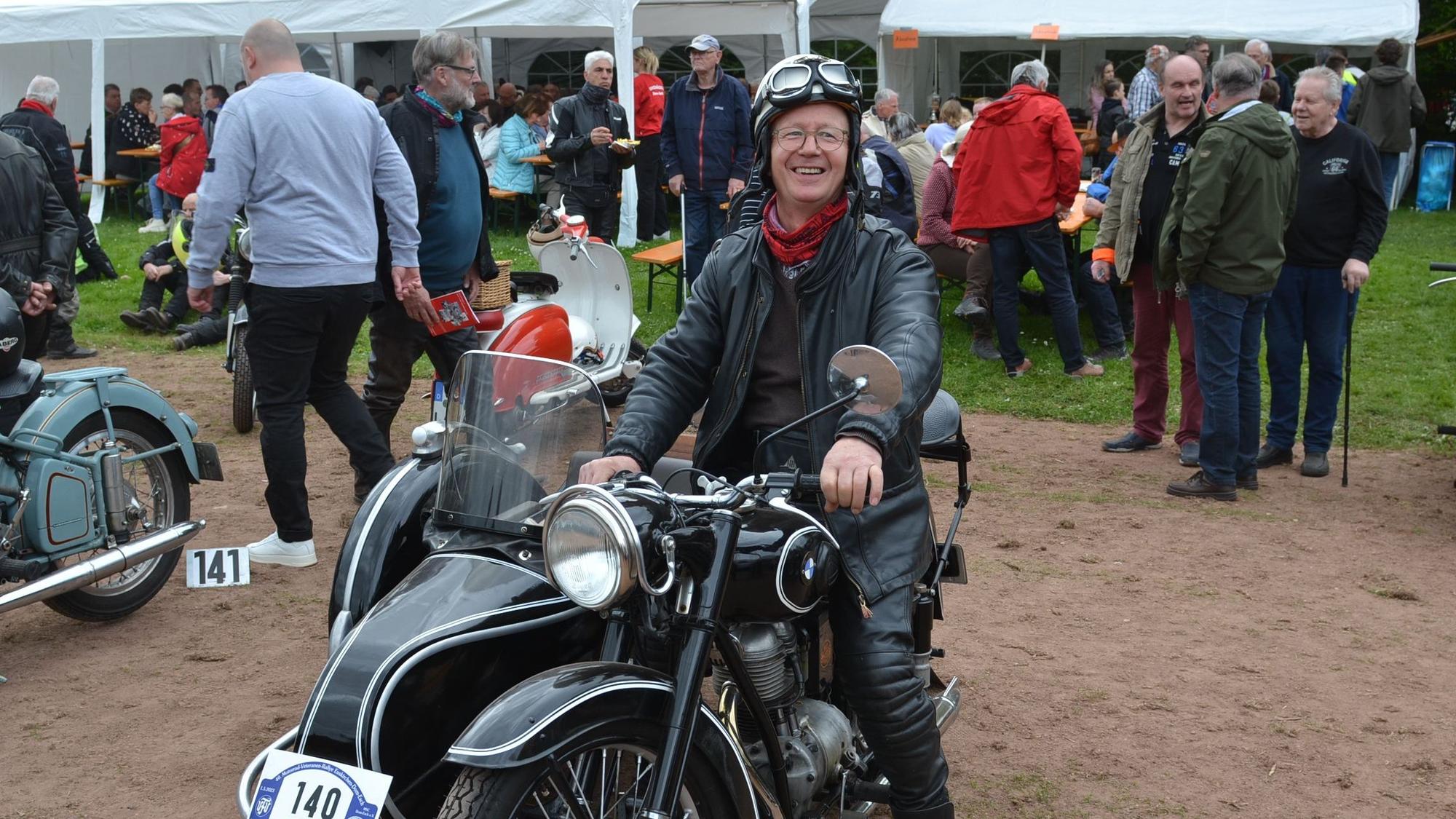 Es ist Hubert Frisch auf seinem Motorrad zu sehen.