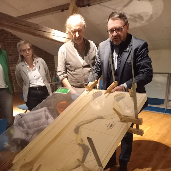 Mit Stahlkugeln sollen die Besucher später das Verhalten eine Baches in unterschiedlichen Betten simulieren können. Heinz Geusen und Hartmut Hövel demonstrierten, wie es geht.